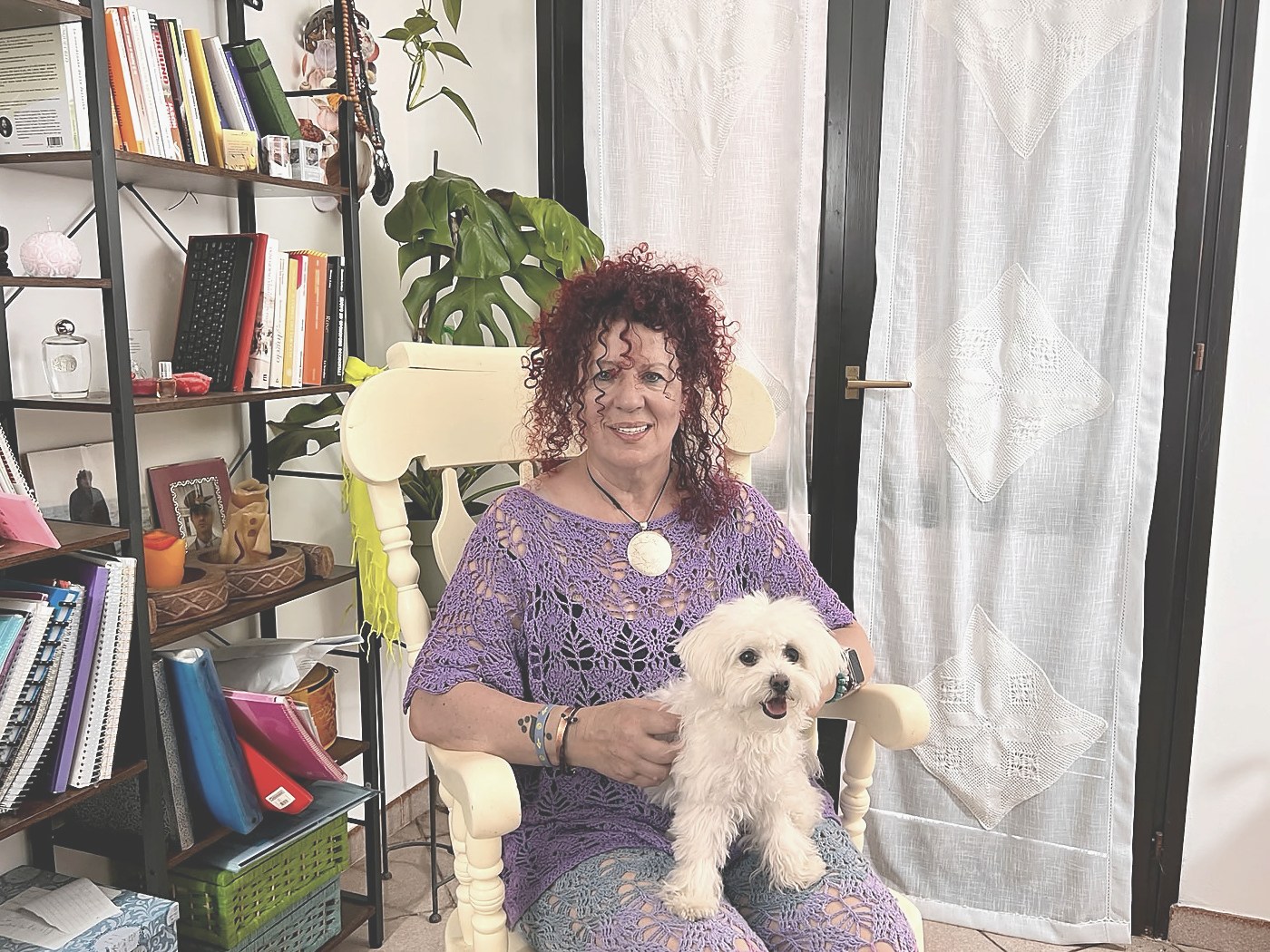 Nunzia Greco con Sally su un dondolo